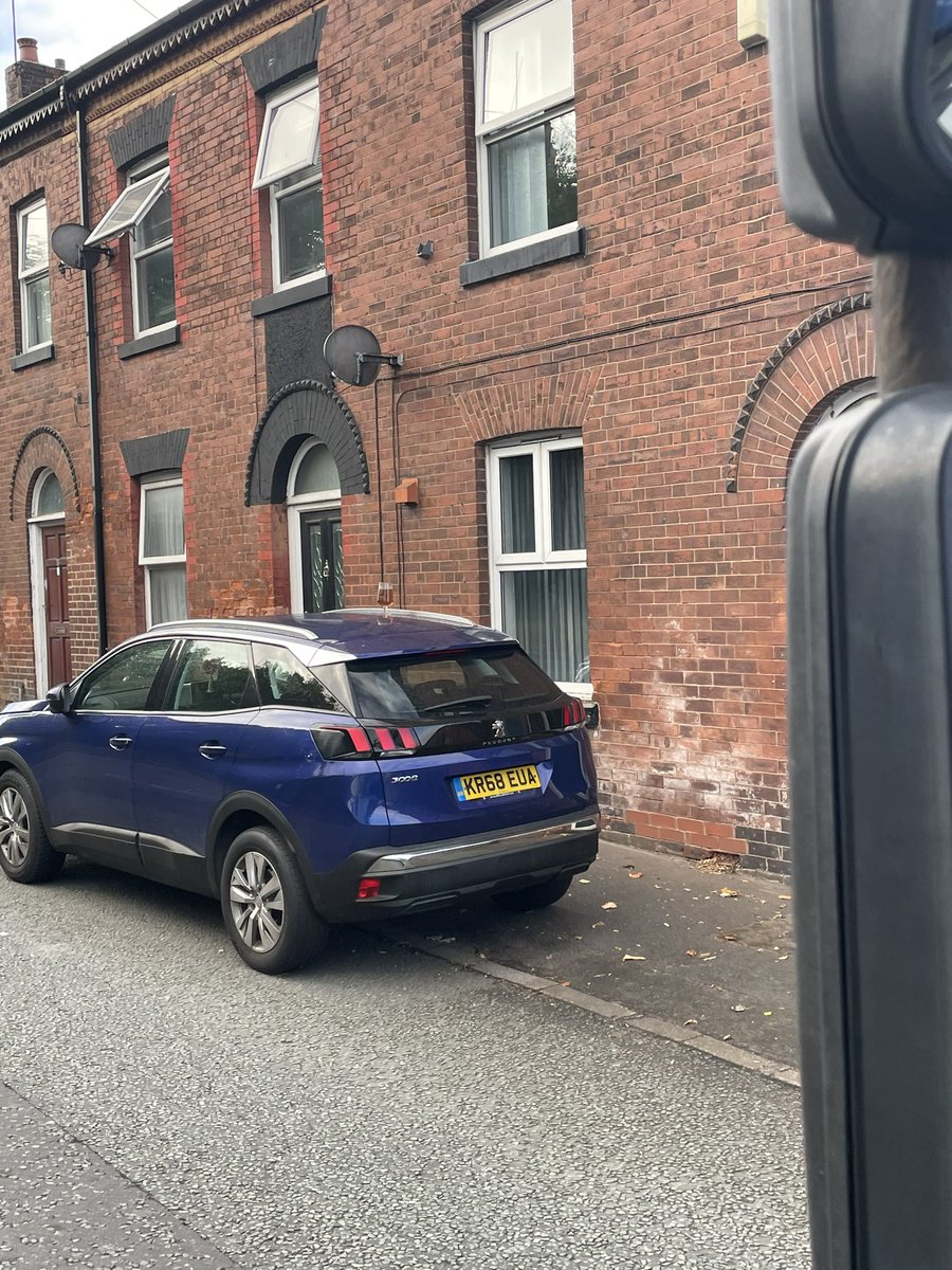 leehath1968's tweet image. This pint must be stuck on with glue it’s been on this car roof for about a week in M24 😂