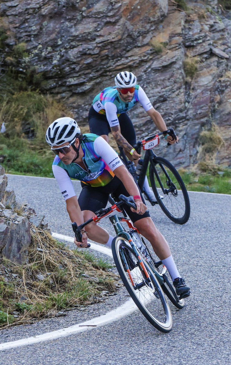 danimoreno81's tweet photo. Días que se convierten en un reto para muchos de los participantes de la @lapuritoandorra , pocos kilómetros con mucho desnivel, puertos espectaculares y paisajes únicos, pero con buena compañía y risas se convierte en un reto increíble, volveremos 🙌🏼
@PuritoRodriguez me atacó 😂 https://t.co/ScD59snxu8
