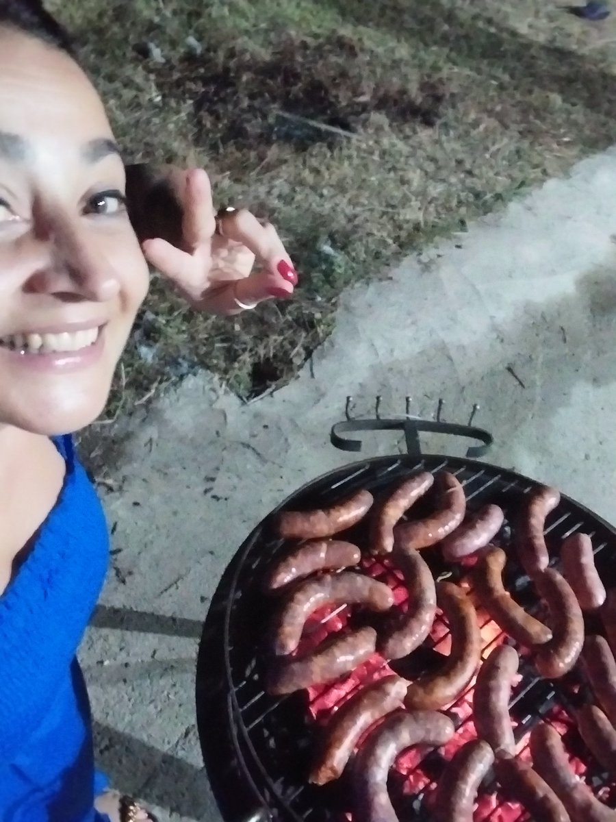 Annaros24028790's tweet image. In realtà grigliava mia sorella,io facevo solo selfie! #SummerVibes2024 buongiornooo 🍖🍗🥩🥓