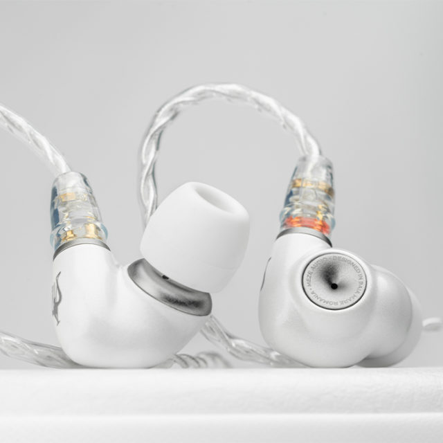 eear_shibachan's tweet photo. 【新製品】
#Meze_Audio からシェルは虹色に輝くカラー仕上げでUSB-C to 3.5mmアダプターが付属!『ALBA』が8/28発売!
https://t.co/fDx0FoHseP https://t.co/7B73dO6Hyv