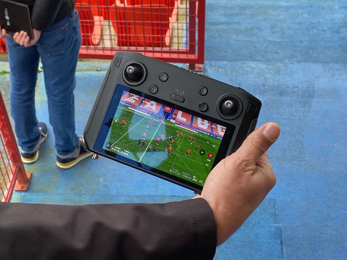 civiluavs's tweet photo. ✈️ Sabías que na @bfaero_es estase a consolidar un proxecto que permite mellorar a experiencia de análise táctica no #fútbol co uso de drons e intelixencia artificial?
⚽️ #FlyFut ofrece máis fotos e datos e aporta información sobre distancias e velocidades sobre a imaxe do dron. https://t.co/YXIIVMJ7Xx