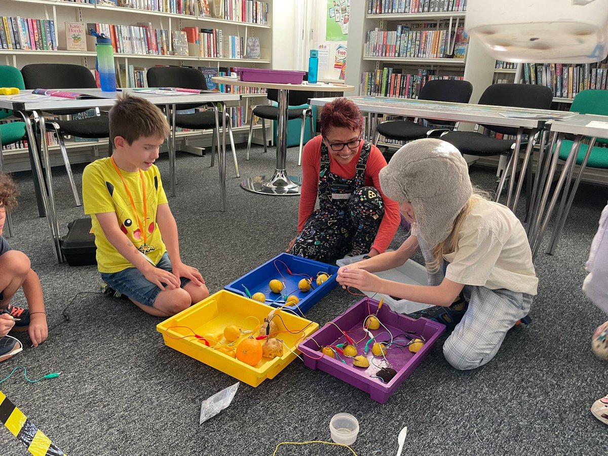 GoddardPooja's tweet photo. A super time with the science club at Sileby, run by an awesome friend @NaomiHowardChem. Thank you for using our SPLASH booklets @EHDriscoll  @prslaterchem.  We made lemon batteries with 23 lemon, potato &amp; avocado cells powering 4 leds, red, orange, yellow &amp; blue 🤓🤓🤓 https://t.co/Fi4UEv7h9V