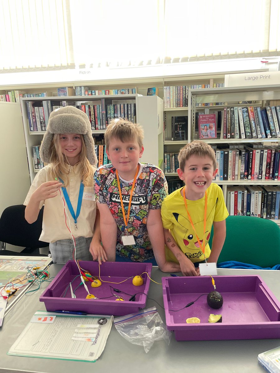 GoddardPooja's tweet photo. A super time with the science club at Sileby, run by an awesome friend @NaomiHowardChem. Thank you for using our SPLASH booklets @EHDriscoll  @prslaterchem.  We made lemon batteries with 23 lemon, potato &amp; avocado cells powering 4 leds, red, orange, yellow &amp; blue 🤓🤓🤓 https://t.co/Fi4UEv7h9V
