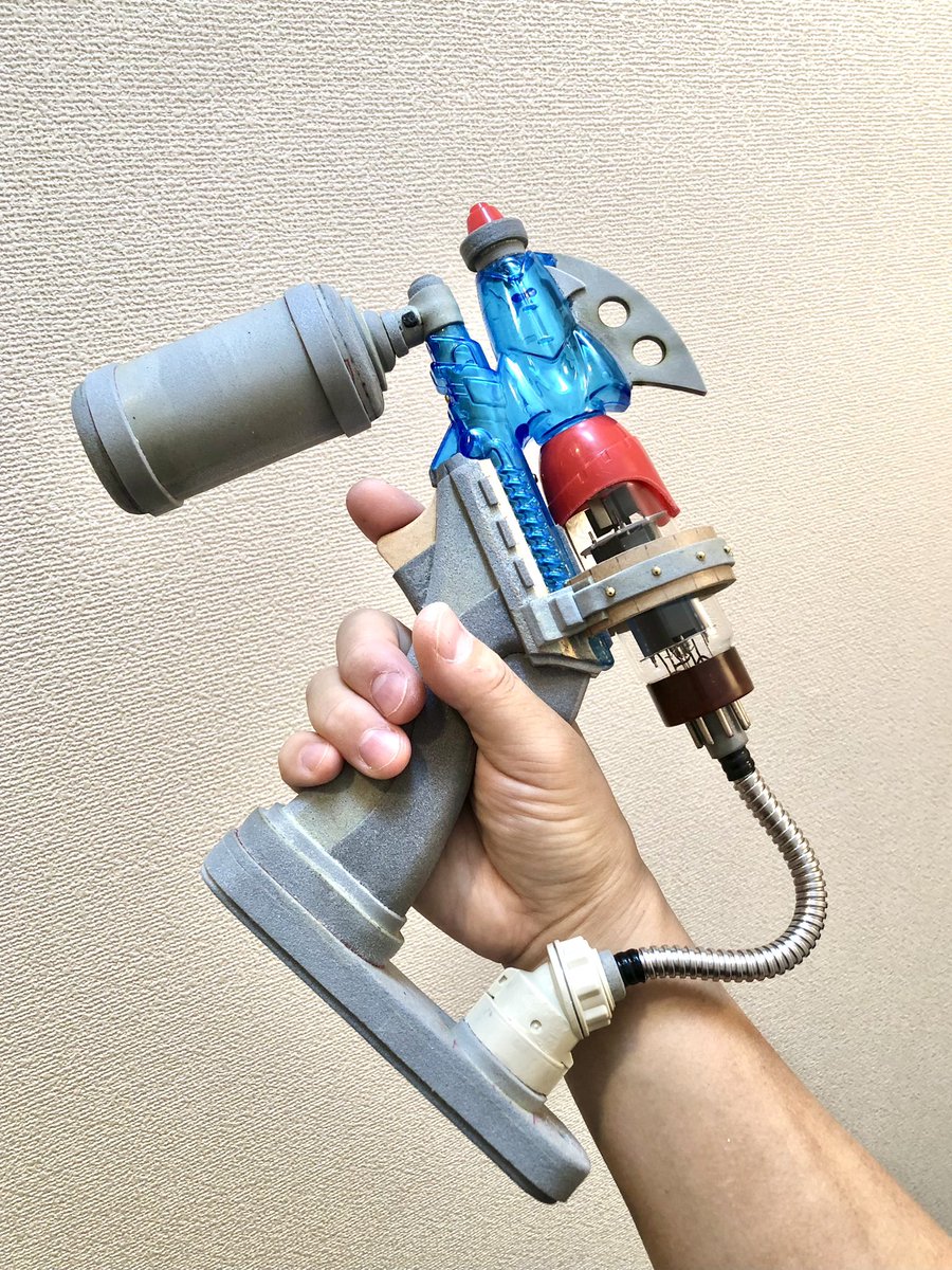 handmano's tweet photo. → あと、前方にもう少しボリュームが欲しいな🤔と思い、銃口を前に伸ばし、60〜70年代ぽいトサカを追加。レトロでいい感じ。
造形パートはこれで終了かな。そして毎度悩む塗装… どんな風にしよう…
#SF光線銃 https://t.co/hhcb9HbKfT