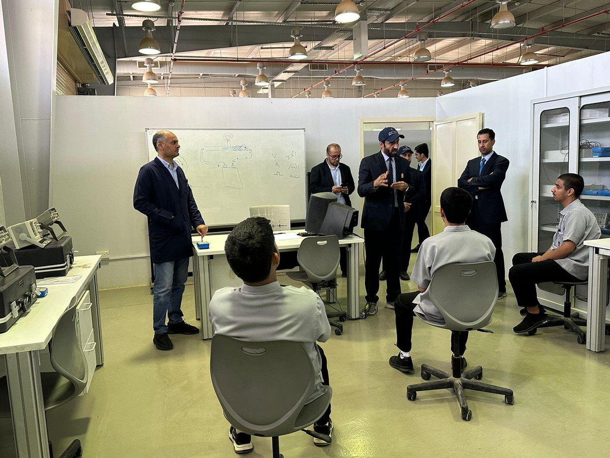 tvtc_g_Shinan's tweet photo. تغطية📷|
سعادة المدير العام للادارة العامة للتدريب التقني والمهني بمنطقة حائل المهندس مشعل بن سعود التميمي يقوم بجولة تفقدية لسير العملية التدريبية بالكلية التقنية بالشنان وبدء التدريب للفصل الأول1446هـ.
#التدريب_التقني https://t.co/W5eAxODPXP
