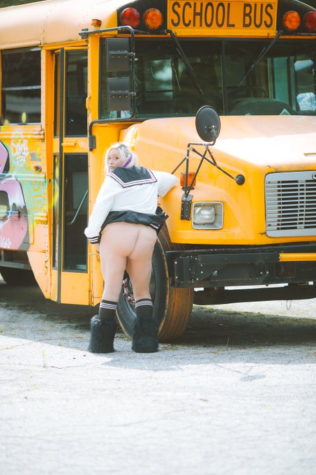 💗 keeping it real cute,  Keeping it demure, ✨ 🚌Keeping it classy,  But I'm still a whore. 🚫 https://t