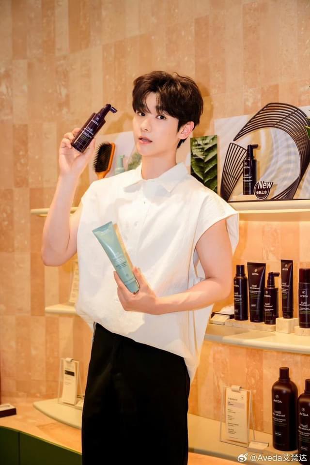 KAOHIT_ENT's tweet photo. งานแน่น งานฉ่ำ “นาย กรชิต” แบรนด์สินค้าจองตัวกันใหญ่!!

เพิ่มเติม📍 https://t.co/SEyiQgsxk1

#GaoQingchenxMISTINEBrandFriend #GQCxTaoKaeNoi 
#นายท่านกรชิต #高卿尘 #Nine https://t.co/BhfP9auemT