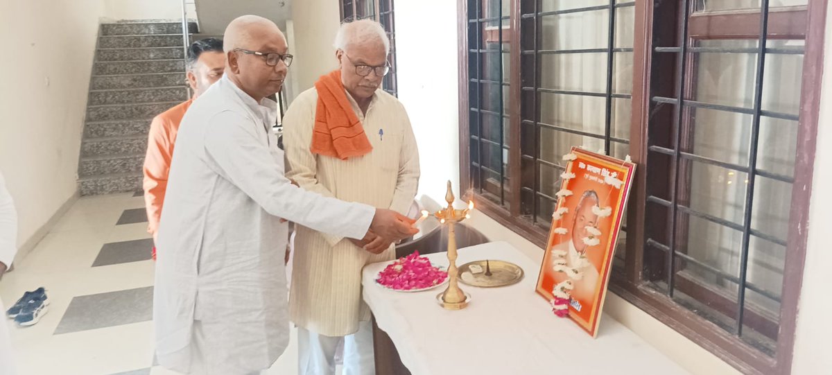 prashantpalak's tweet photo. भाजपा जिला कार्यालय अमेठी पर श्री राम मंदिर आंदोलन के अग्रदूत, राजस्थान के पूर्व राज्यपाल व उत्तर प्रदेश के पूर्व मुख्यमंत्री, 'पद्म विभूषण' श्रद्धेय कल्याण सिंह 'बाबूजी' की पुण्यतिथि पर जिलाध्यक्ष श्री @RPMishra_BJP जी ने कार्यकर्ताओं के साथ श्रद्धांजलि अर्पित कर नमन किया।

समाज और राष्ट्र की नि:स्वार्थ सेवा के लिए श्रद्धेय 'बाबू जी' हमेशा याद किए जाएंगे।