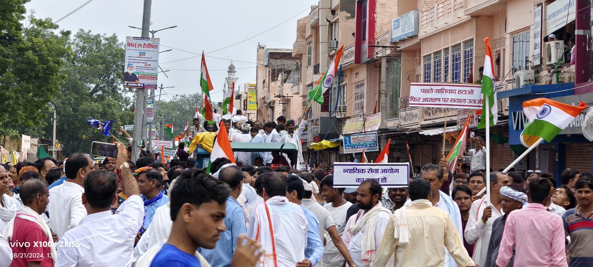 Manoj_Meena78's tweet photo. #Breaking_News 
सवाईमाधोपुर जिले में #भारत_बंद शांतिपूर्ण तरीके से चल रहा है हजारों की संख्या में बहुजन समाज के लोगों ले रहे हैं हिस्सा बहुजन समाज की बहन बेटियो ने भी लिया बढ़ चढ़कर हिस्सा, थोड़ी देर में जिला कलेक्टर को दिया जायेगा ज्ञापन। 
जयभीम 💙 जयजोहार 🌿 
#BharatBandh https://t.co/xItaKd1r35