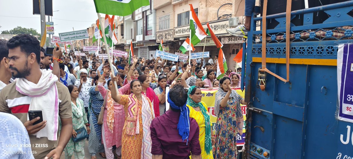 Manoj_Meena78's tweet photo. #Breaking_News 
सवाईमाधोपुर जिले में #भारत_बंद शांतिपूर्ण तरीके से चल रहा है हजारों की संख्या में बहुजन समाज के लोगों ले रहे हैं हिस्सा बहुजन समाज की बहन बेटियो ने भी लिया बढ़ चढ़कर हिस्सा, थोड़ी देर में जिला कलेक्टर को दिया जायेगा ज्ञापन। 
जयभीम 💙 जयजोहार 🌿 
#BharatBandh https://t.co/xItaKd1r35