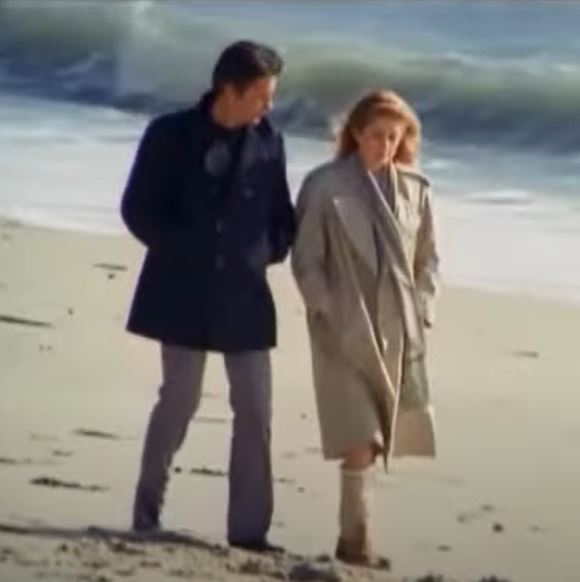 Quand l'élégance se conjugue avec charisme naturel.

Hommage à Alain Delon.

Film : Le Choc (1982)

#cinema #alaindelon #icone #caban #peacoat #delon