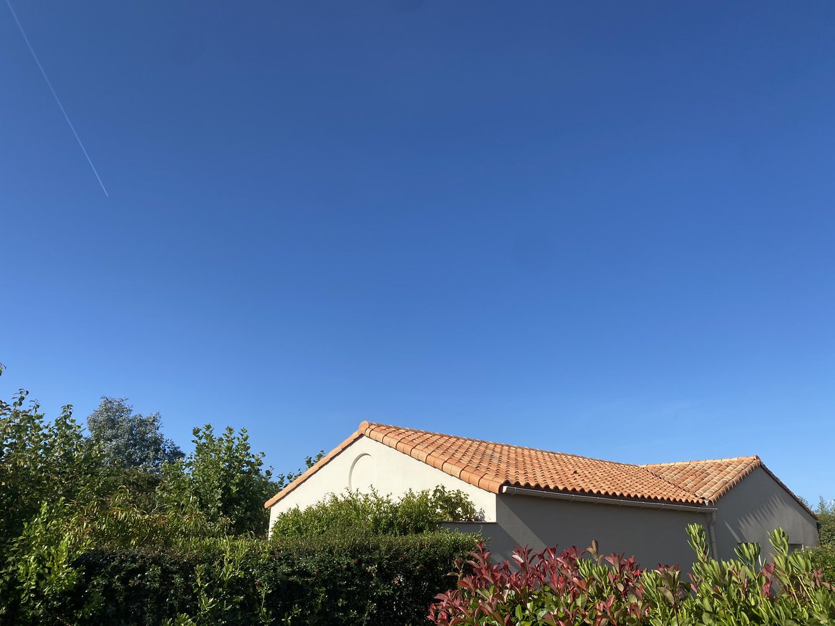 Yttap67's tweet photo. Goedemorgen,
Bonjour 👋🏻
#salutions #Vendée 🇫🇷😎
Waar de zon al vroeg aangenaam
warm is en volop schijnt!
In goed gezelschap
#Deflessentrekker 🍷🍇
want in het land van @iljagort
lees je natuurlijk…
#alsGodinFrankrijk https://t.co/zzgj2cdmGj