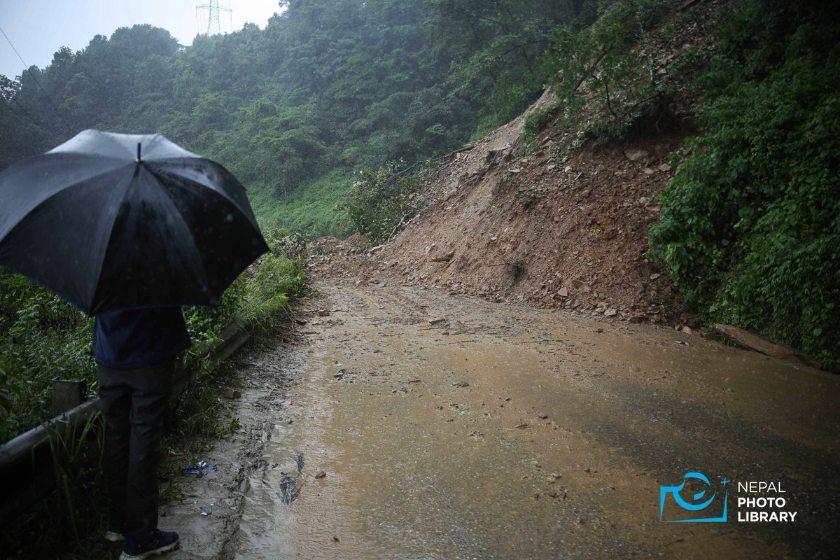 NepalPhotoLibr's tweet photo. काठमाडौंको मुख्य नाका नागढुंगा नजिकै  पहिरो झरेपछि दुईतर्फी राजमार्ग अवरुद्ध   ढुंगा खसिरहेकोले काठमाडौं-नागढुंगा सडक दुईतर्फी बन्द गरिएको 
छ   
.
.
तस्बिर : नेपाल फोटो लाइब्रेरी
.
#nepalphotolibrary #newsnepali #nepalphotoagency #nepalnews #nepalfirstnewsphotoagency #nepal https://t.co/Vzd7cjgcmX