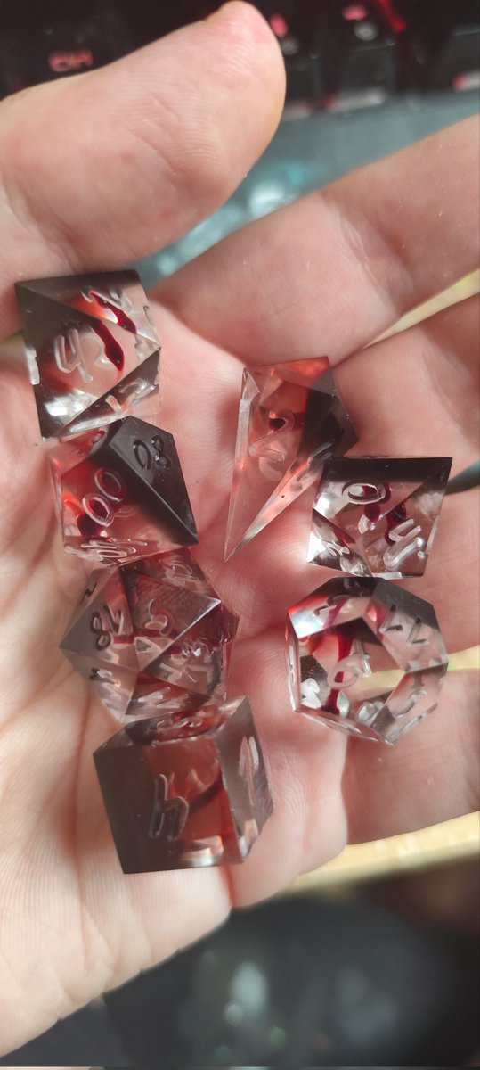 DPelusis's tweet photo. Me encanta como han quedado estos dados sangrantes. A ver si cuando empiece a hacer los dados de hitos los hago porque serán los dados de gotita de Cleo y si alguna vez hago los dados de vampiro quedarán genial https://t.co/zyhW6TgDZf