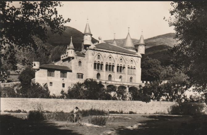 🕍 Anys convulsos a la Torre de Riu. 

Durant la Guerra Civil, la Torre de Riu d'#Alp va ser expropiada i va fer de sanatori, de colònia infantil i, finalment, d'hospital militar. Recuperem la seva història a <a href="/CadPedraforca/">Cadí-Pedraforca</a> de la mà de Carles Hervás. 

🔗 grupgavarres.cat/anys-convulsos…