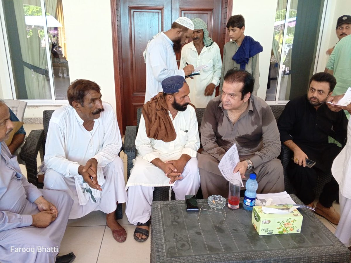 عوامی خدمت کا سلسلہ جاری 🤲🏻❤️
حلقہ این اے 154، کانجو فارم ہاؤس پر آئے ووٹرز سپورٹرز سے ملاقات کی اور ان کے مسائل سنے۔