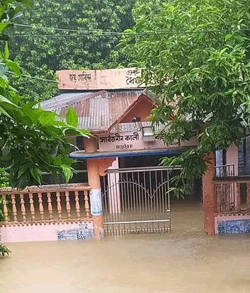 PREMIUMERZA's tweet photo. Check my other post's comment section to see why i hate Hindutva so much. They're laughing on floods but there's over half-million Hindus too in flood affected areas. I'm sure indians don't care about them.

These morons are the worst, the same as zionists. 

#FloodInBangladesh https://t.co/IkYJNwKAFf