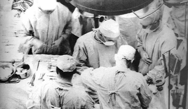 Did you know? In 1962, the first kidney transplant between non-related patients was achieved after improved understanding of immunosuppression, by J. Murray's pioneering team in the US - meaning more people could benefit from organ transplantation.

Image: nytimes.com/2012/11/28/hea…