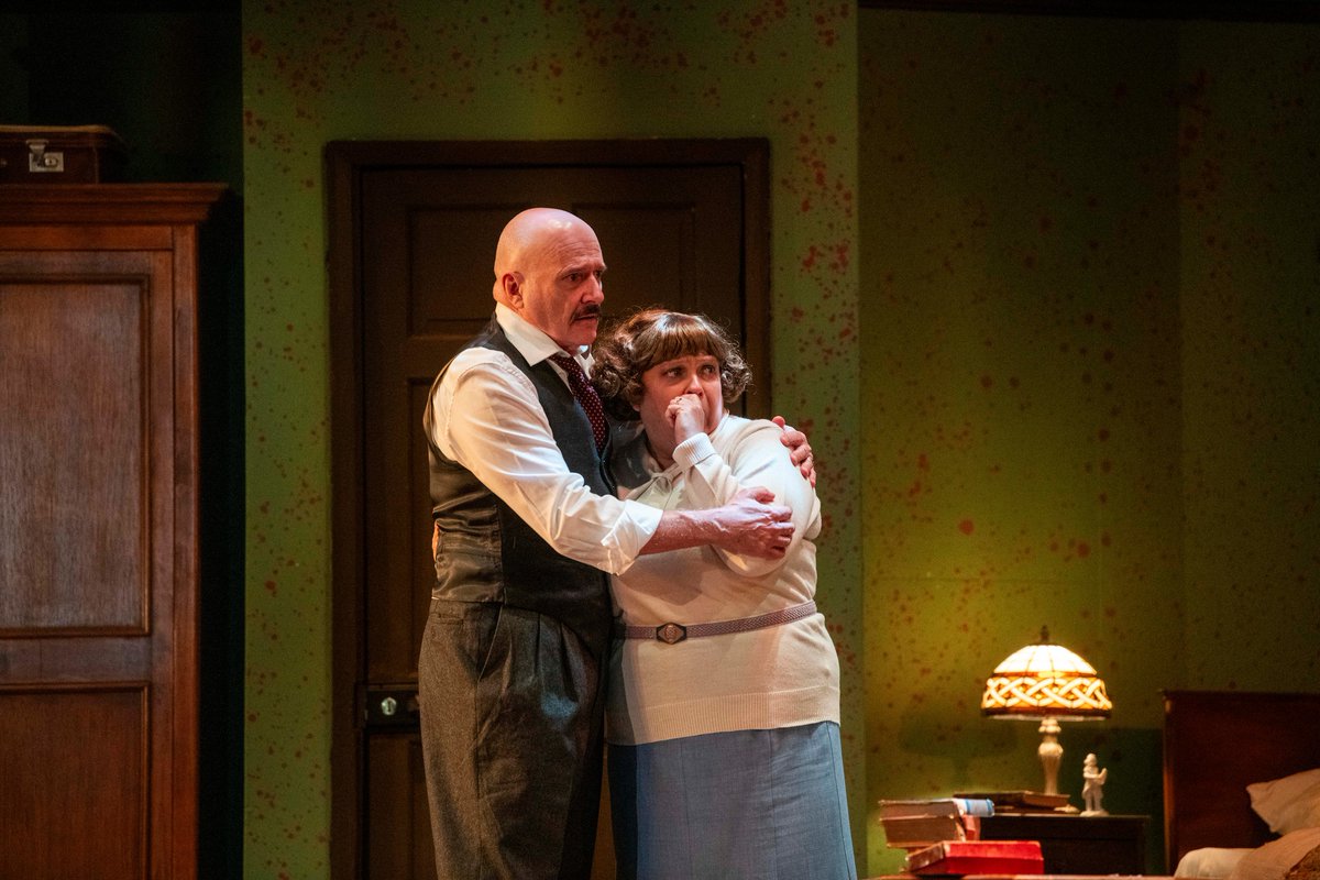 EM_Theatre's tweet photo. 4* review of @TabsProds Veronica's Room @RoyalNottingham https://t.co/azYiUAvEvs ... impressively creepy... @nottm_events https://t.co/JGL0PVQlxI