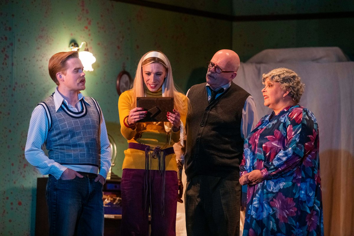 EM_Theatre's tweet photo. 4* review of @TabsProds Veronica's Room @RoyalNottingham https://t.co/azYiUAvEvs ... impressively creepy... @nottm_events https://t.co/JGL0PVQlxI