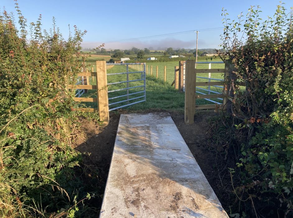 Camping_Direct's tweet image. Staying at Keld Knowle Farm? You can now enjoy a delightful walk through the fields to the village of Wrelton. 🚶🌳 
Why not finish your walk with a delicious meal at the local pub, The Buck Inn? 🍽️ 🍻 
camping-directory.uk/2613 
#Holiday #WorkingFarm #RuralRetreat #NorthYorkshire