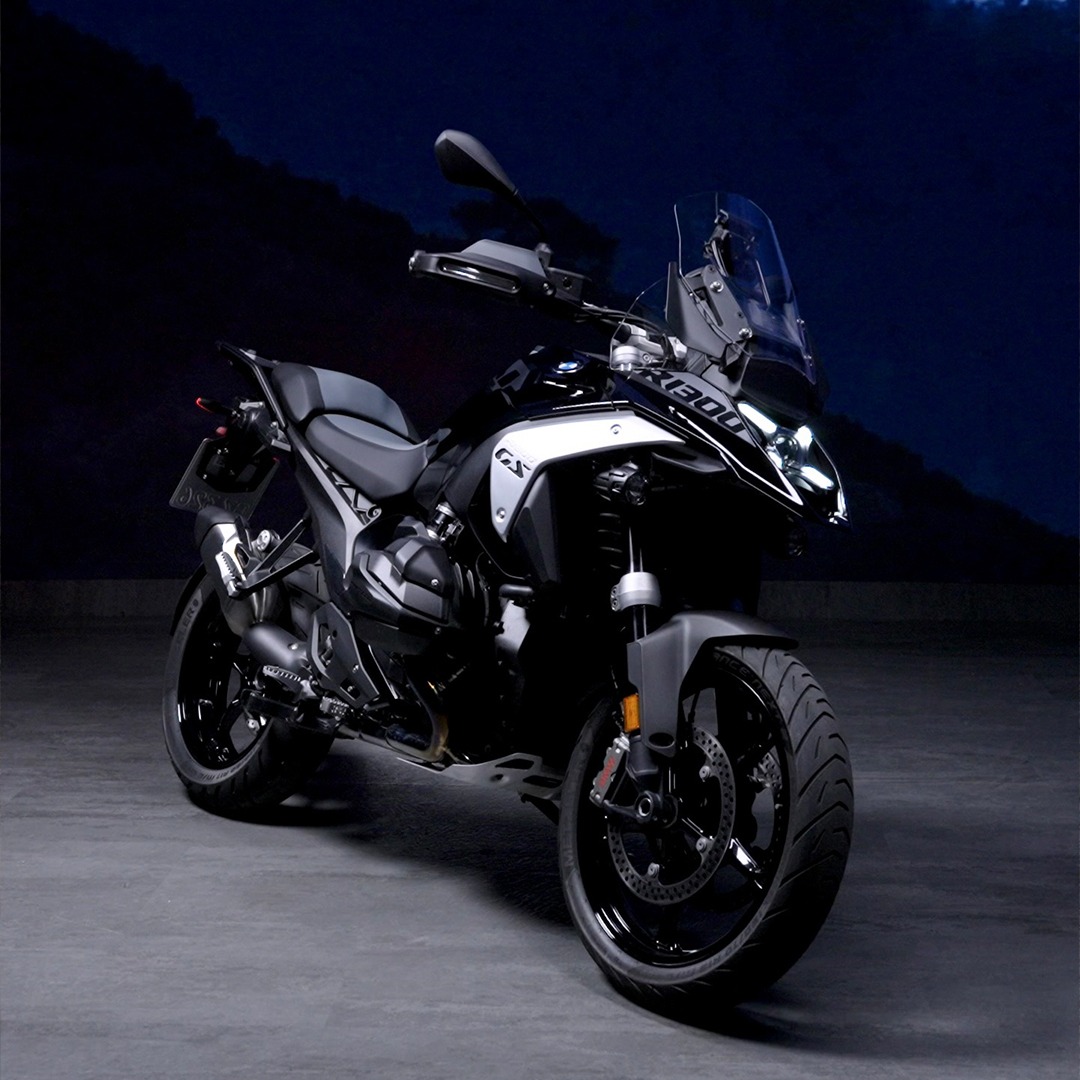 BMWMotorradKSA's tweet photo. R 1300 GS
صممت لتخوض التحديات.

لمزيد من التفاصيل، اتصل بنا على 8000-123-800.

Made to conquer.
The R 1300 GS.

For more information, call us at 800-123-8000.

#BMWMotorradKSA #MakeLifeARide #NeverStopChallenging #R1300GS https://t.co/ccV5NHpoq0