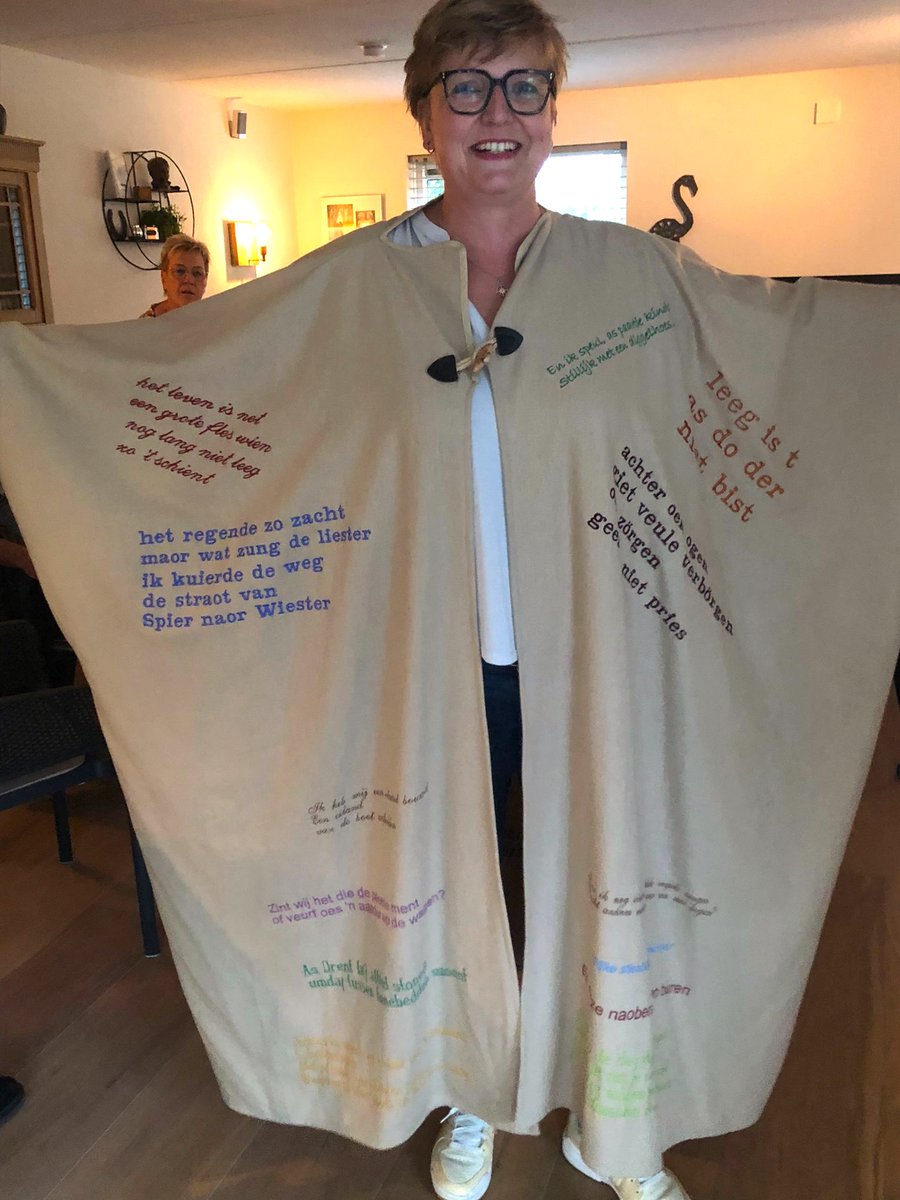 Gisteraovend much de officiële toga van het <a href="/HuusvandeTaol/">Huus van de Taol</a> weer even uut de kast veur de beëdiging van streektaolambassadeur Katrien Eggens-Ter Heide. #nietsexy #waleenmooietraditie #prachtigedrèentseteksten