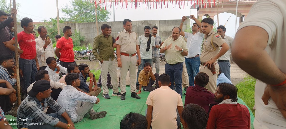AapkiY's tweet photo. Baran #छबड़ा छबड़ा थर्मल मे वर्करो के धरने प्रदर्शन का मामला,

बात नही बनने पर अनिश्चित कालीन धरने पर बैठे कार्मिक,
थर्मल मे कार्यरत अक्का लोजिस्ट कम्पनी के विरुद्ध दिया अनिश्चितकालीन धरना,मांगे माने जाने पर ही धरना प्रदर्शन खत्म किये जाने की कही बात https://t.co/OLQew4sKC1