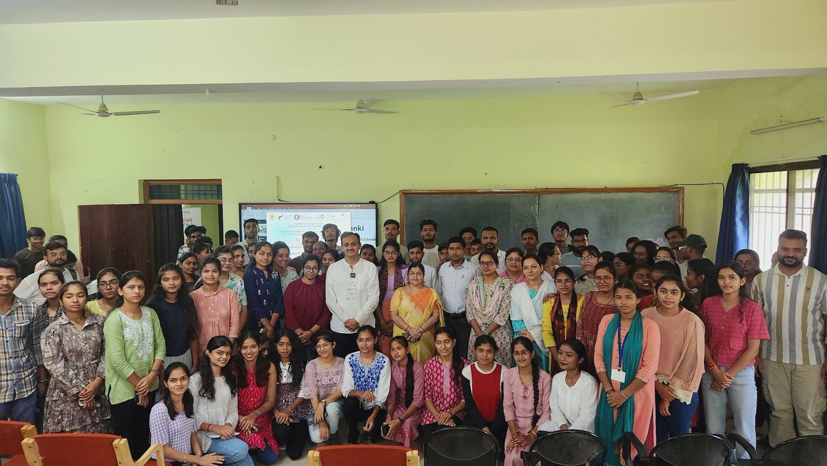 DrChetanSolanki's tweet image. Energy Swaraj Yatra at Pandit Ravishankar Shukla University, Raipur today. 

100+ students and faculty members attended the talk and pledged to join #ActionForClimateCorrection with @Energy_Swaraj

#EnergySwaraj #Raipur #Solar #ClimateChange

@prsuraipur1964