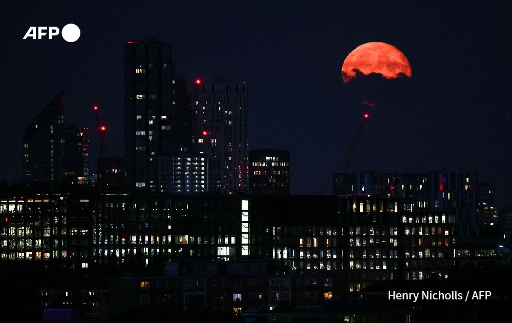 AFPcom's tweet photo. 🌕 Some #AFP pictures of the Super Blue Moon on August 19, 2024 in Britain, Greece, Italy, and Brazil.
📸 @pdporciuncula, @hnichollsphoto, Tiziana Fabi and Angelos Tzortzinis.

#AFPPhoto #bluemoon2024 #SuperBlueMoon2024 #SuperBlueMoon https://t.co/yULO9QfCrr