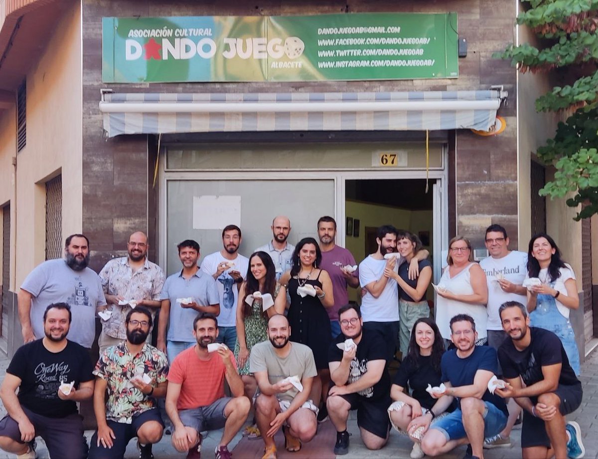 Un verano más (van 3), probando prototipos en Albacete! Oasis en medio de agosto 🌴 Gracias a <a href="/ultimarondadjab/">Última Ronda</a> <a href="/dandojuegoAB/">AsociaciónDandoJuego</a> por organizarlo, y a los compis que no fallan 💪🏼De aquí salen los euros del futuro... Hay muy buen material #juegosdemesa #boardgames 🫶🏽