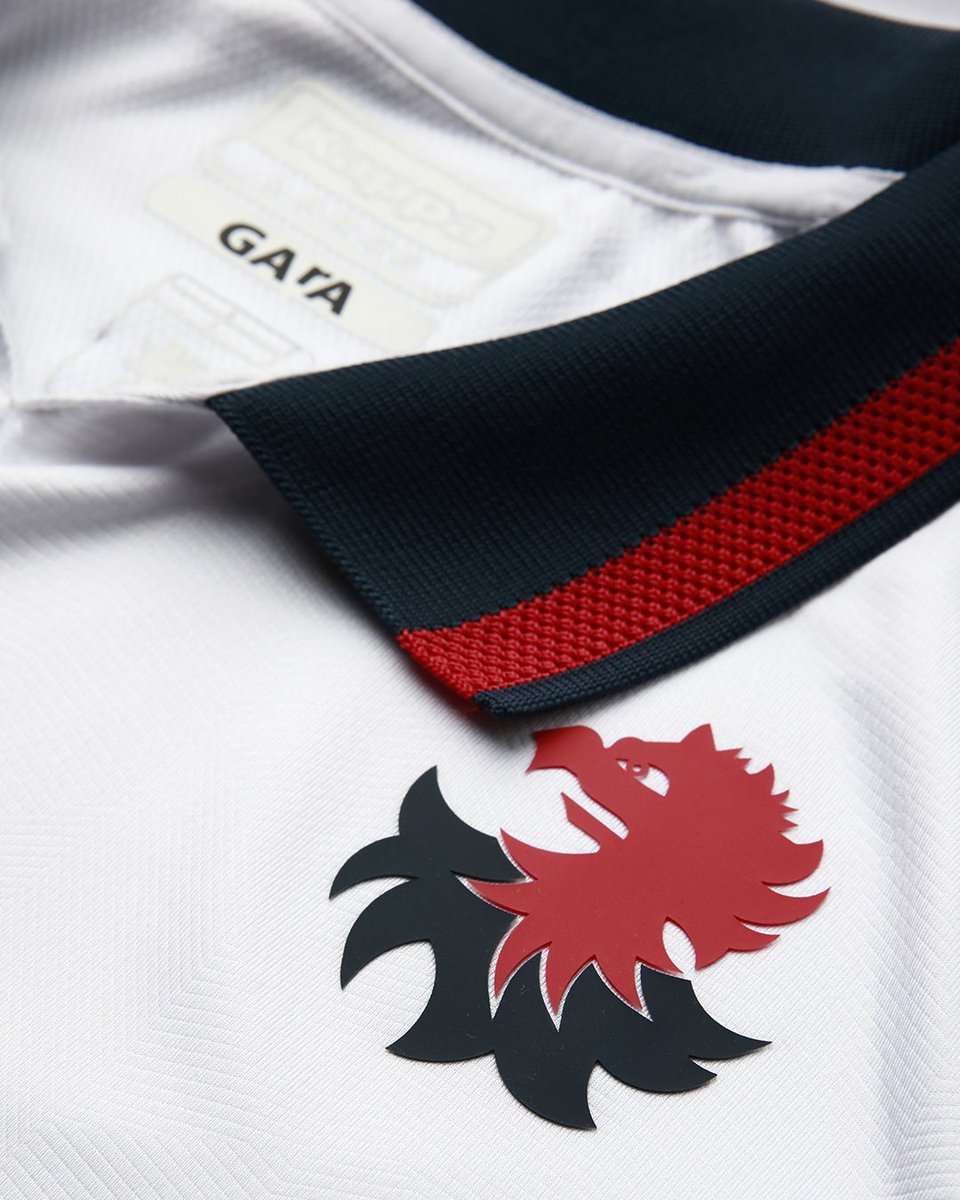 🔴🔵 Il #Genoa svela la maglia away 2024-25 che segna il grande ritorno del "Gallinaccio", lo stemma usato negli anni '80 che da subito è entrato nel cuore dei tifosi e da allora è stato sfoggiato su sciarpe, bandiere, adesivi e murales.

👉 Che ne pensate del lavoro di Kappa?