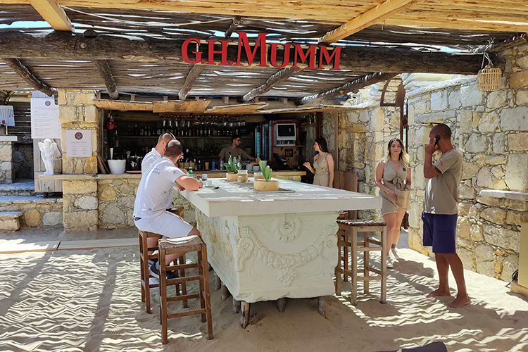 HistoriaRomana's tweet photo. 🤯 Aparece abandonado en un bar de playa de Bulgaria un sarcófago romano del siglo II

¡Lo habían pintado de blanco y usado como mesa! 

🙌🏻 El sarcófago está ahora,  para su custodia y futura exhibición, en el Museo Arqueológico de Varna https://t.co/v9m1fIAqY0