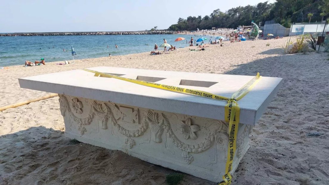 HistoriaRomana's tweet photo. 🤯 Aparece abandonado en un bar de playa de Bulgaria un sarcófago romano del siglo II

¡Lo habían pintado de blanco y usado como mesa! 

🙌🏻 El sarcófago está ahora,  para su custodia y futura exhibición, en el Museo Arqueológico de Varna https://t.co/v9m1fIAqY0