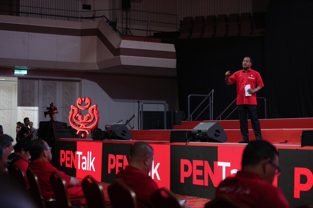 saaranimohamad's tweet photo. Dapat saya kongsikan beberapa kejayaan-kejayaan kita di Perak menerusi Pelan Perak Sejahtera 2030 dalam tempoh 2 tahun ini sejak ia dilancarkan dalam sesi PenTalk di Dewan Merdeka, PWTC tengahari tadi.

PenTalk adalah sesi penerangan anjuran Penerangan UMNO Malaysia mengenai kejayaan-kejayaan setiap Menteri Besar, Ketua Menteri & Menteri-Menteri UMNO kepada akar umbi yang hadir di Dewan Merdeka, PWTC.

Perak sedang agresif menggerakkan projek-projek berimpak tinggi yang mampu menjadi ‘game-changer’ kepada sosioekonomi Negeri Perak.

AHTV di Selatan Perak, LuMIC di Pantai Barat, KIGIP di Utara Perak, SVTP di Kinta, Perak Halal Industrial Park di Lekir, Projek Rintis NRREE di Hulu Perak & beberapa lagi mampu melimpahkan puluhan ribu peluang pekerjaan kepada anak Perak.

Secara tak langsung, ekonomi kawasan sekitar serta peluang-peluang perniagaan baru turut berkembang.

Tanpa kita mengabaikan soal kesejahteraan rakyat dalam masa yang sama, Perak turut berjaya capai sifar miskin tegar pada awal Jun lalu.

Dan kita juga telah bantu usahawan lokal kembangkan business mereka, Alhamdulillah ada yang telah berjaya hingga tembus pasaran antarabangsa.

Semua ini adalah komitmen kita untuk mencurahkan sebaik-baik bakti kepada rakyat. 

Moga segala usaha baik kita beroleh keberkatan daripada Allah SWT.