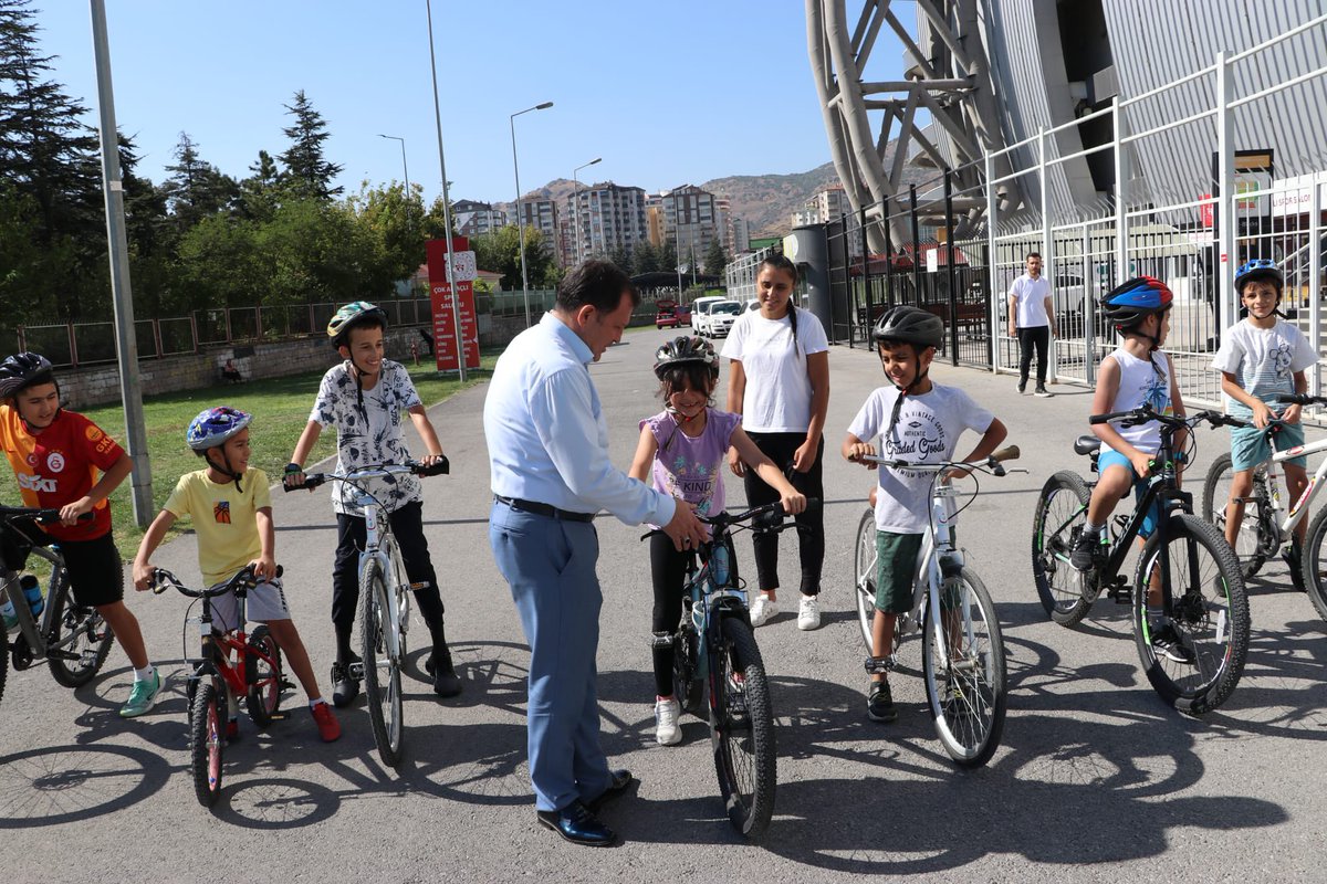 GSB_Kayseri's tweet photo. Gençlik ve Spor İl Ali İhsan Kabakcı, GSB Yaz Spor Okulları kapsamında devam eden bisiklet kursumuzda minik sporcularımızla bir araya gelerek antrenman çalışmalarını izledi. https://t.co/rxeBSqt5bW