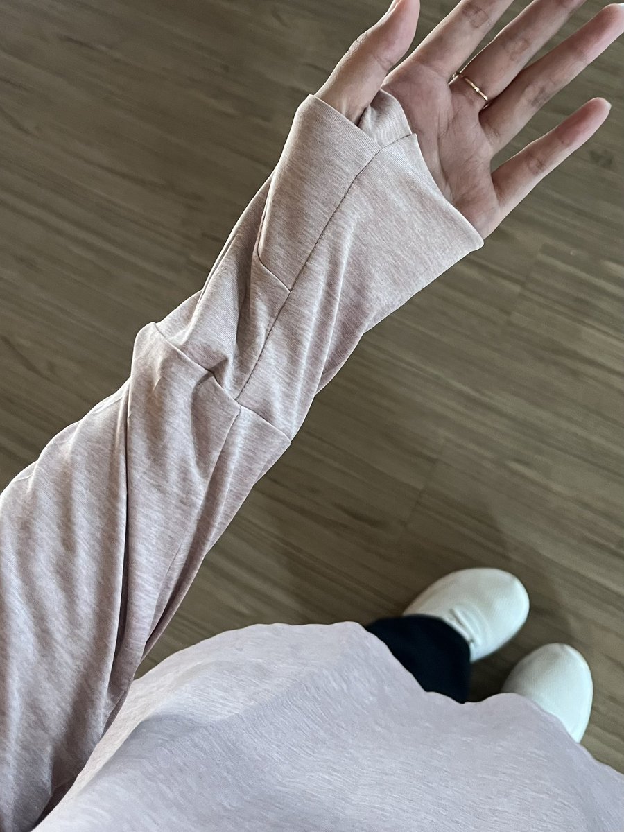 9bintaa's tweet photo. nemuin baju olahraga cuman 70rb?! cuttingannya bikin keliatan slim, bahannya adem stretch bgt. trus bagian belakang jg aman nutup “🍑”. asli ini best buy🥹👍🏻 https://t.co/eHXe8qRZJh