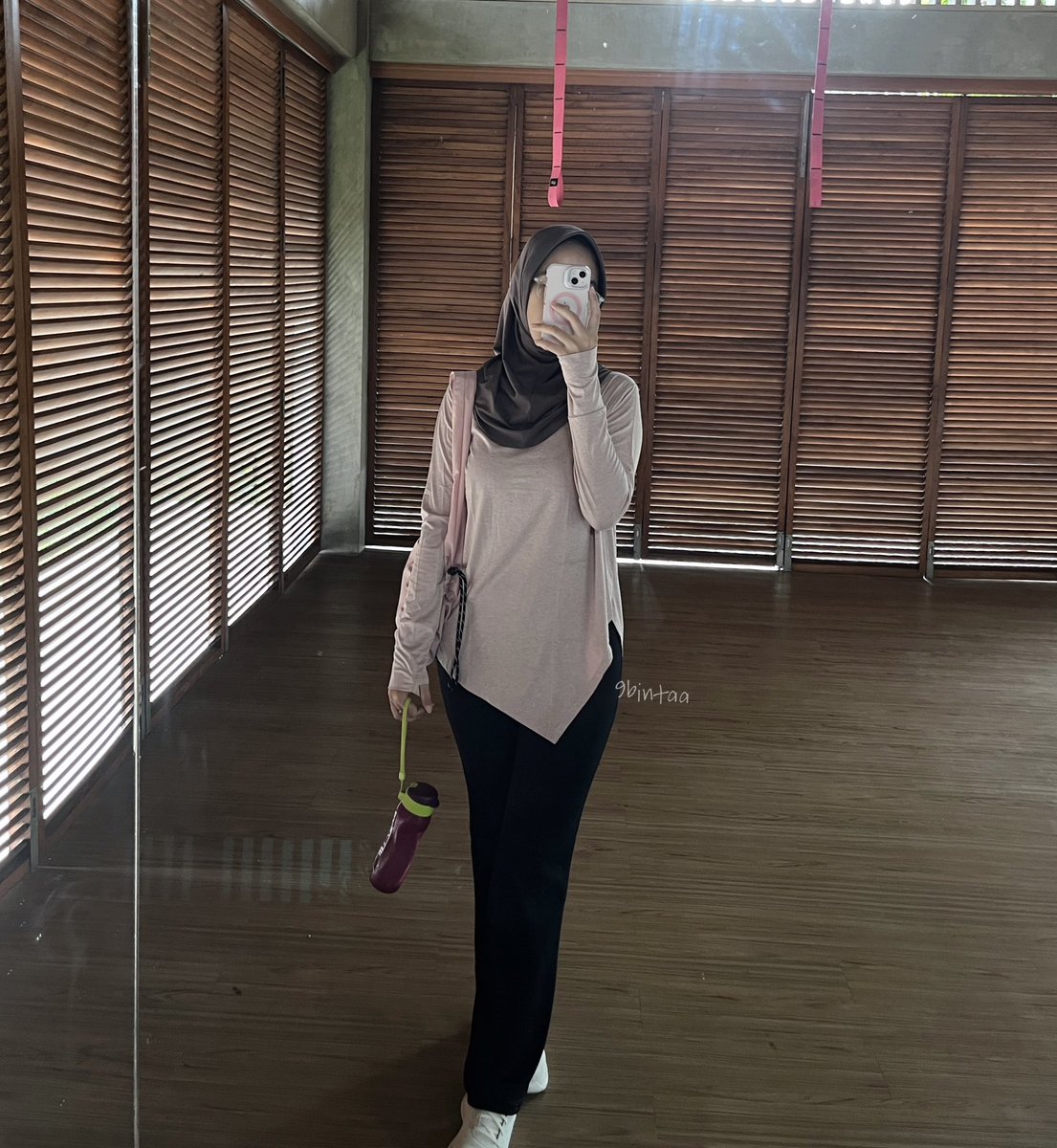 9bintaa's tweet photo. nemuin baju olahraga cuman 70rb?! cuttingannya bikin keliatan slim, bahannya adem stretch bgt. trus bagian belakang jg aman nutup “🍑”. asli ini best buy🥹👍🏻 https://t.co/eHXe8qRZJh