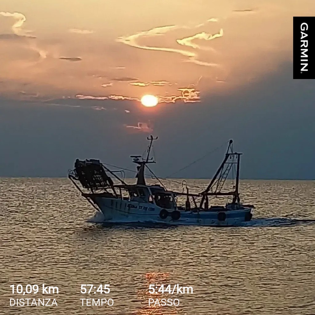 fabrizio_faber_'s tweet image. Adesso che 
il tempo sembra tutto mio
e nessuno mi chiama per il pranzo e per la cena,
adesso che posso rimanere a guardare
come si scioglie una nuvola e come si scolora,
adesso che 
(...)

(Patrizia Cavali, 
Adesso che il tempo sembra tutto mio)

#6AM
#runnerlovers
#iocorroqui