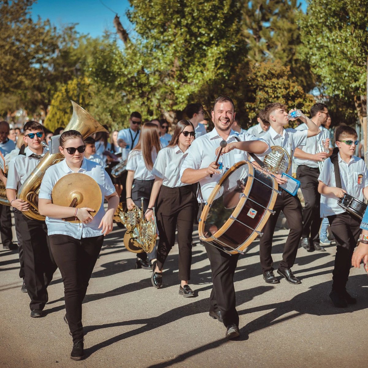 🤩 Quién tiene las mismas ganas de nosotros de que empiecen las Fiestas⁉️

👀 Nos vemos mañana a las 20:00 h. en la Cabalgata de Apertura.

#Madrigueras #Catachana82 #Música #BandaSinfónica #BandaJuvenil #Cultura #Pasacalle #Concierto #Fiestas #Cristo #Vendimia