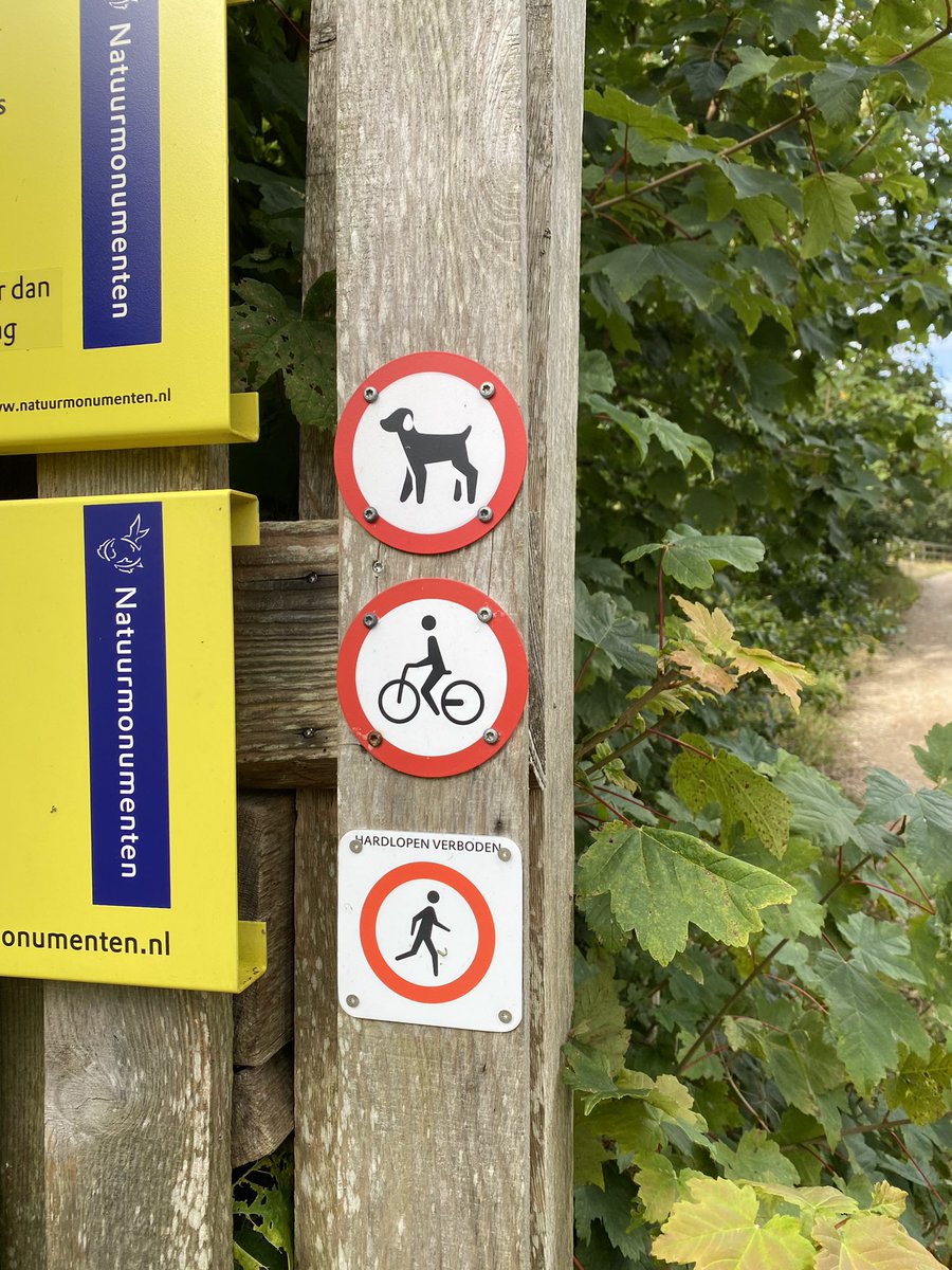 RRaadslid's tweet photo. Hardlopen verboden….. wandelen mag wel. Hoe zit het dan met snelwandelen?@Natuurmonument https://t.co/OCDF5SaiBW