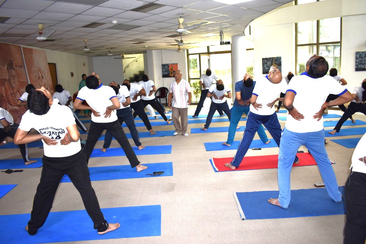 mdniy's tweet photo. MDNIY's Continuing Medical Education (CME) program enters Day 3 with its first session on Yoga Sadhana led by Sh. Bal Mukund Singh, Former ARO (Yoga), MDNIY. 

#YogaEducation #CMEprogram #MDNIY #YogaTherapy #ContinuingMedicalEducation #yoga #YogaGoals #Therapist #workshop #YogaEducation #CMEprogram #MDNIY #YogaSadhana #YogicPractices #MedicalEducation #HealthcareProfessionals #YogaInMedicine #AlternativeTherapy #StressManagement #Mindfulness #Wellness #HolisticHealth #IntegrativeMedicine #India #Peaceful #Trending #viral #inspiration