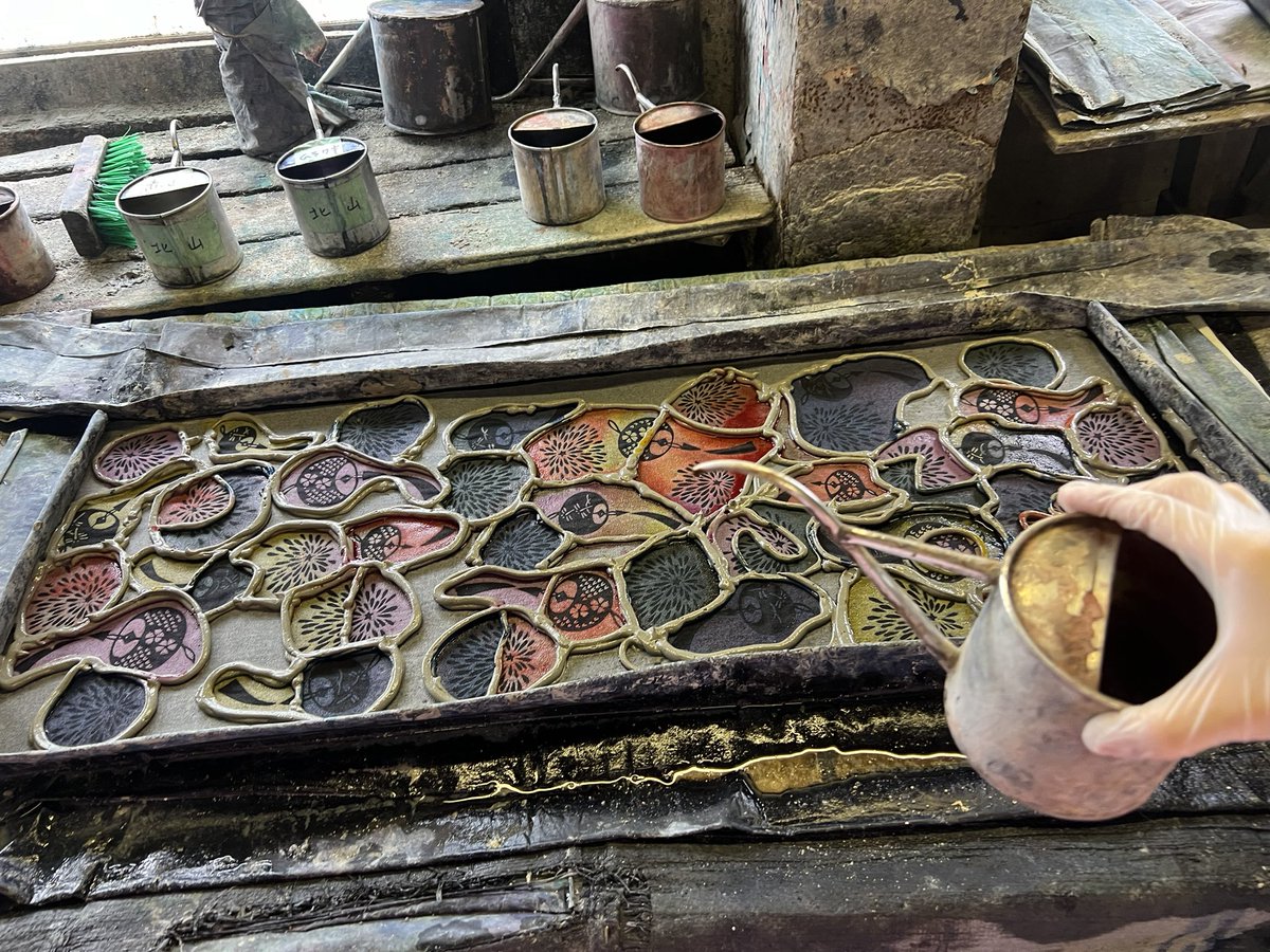 iroha_wakana's tweet image. 大阪の伝統工芸『 #浪華本染め 』の #注染 (ちゅうせん)を体験させて頂きました✨

工房は独特なワカメの匂いで驚いたり、関西弁の職人さんが面白かったり、顔料と染料の違いを教えてもらったり、とてもいい時間☺️🌿
そして職人さんはやっぱり褒め上手◎
ありがとうございました！！
#北山染工場