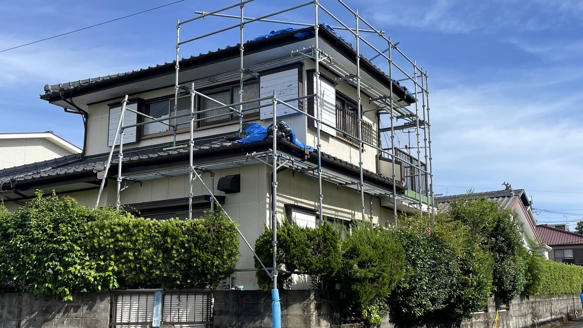 Kowakensou's tweet photo. 宮崎の地震で１人で屋根にブルーシートを取り付けました。半日かけて汗だくになりました💦
#屋根 #ブルーシート #地震 #地震対策 #雨漏り #災害 ＃災害対策 #宮崎 #宮崎県 #宮崎県宮崎市 #宮崎 #1人 https://t.co/psC3unsh8H
