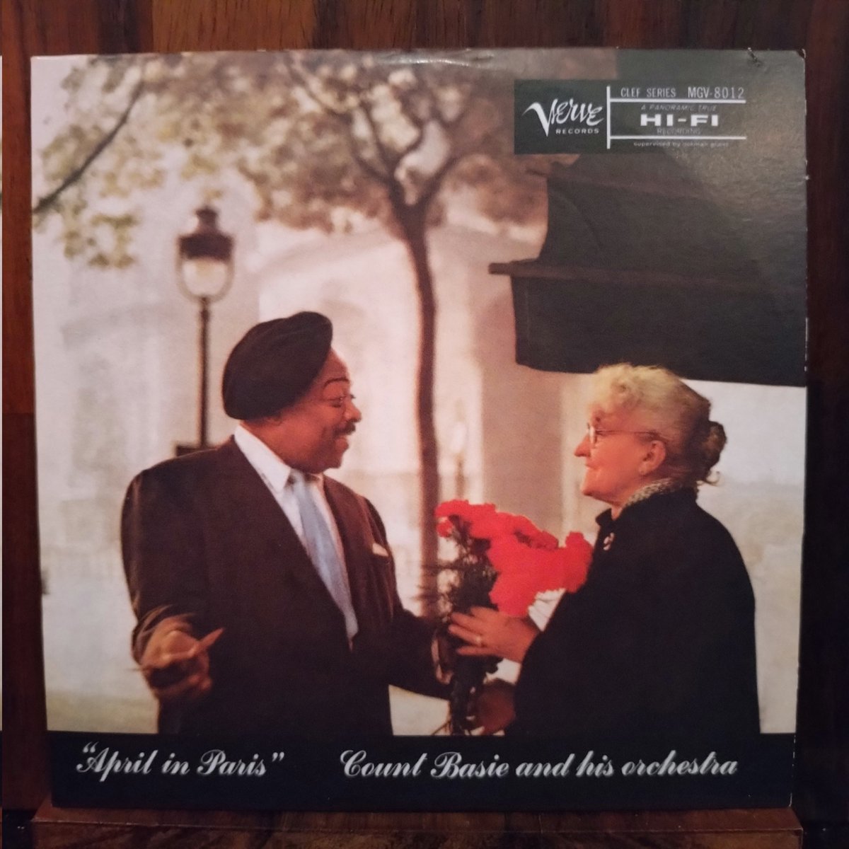 DUGjazz's tweet photo. Count Basie「April in Paris」
55、56年録音。
ニュー・ベイシーと呼ばれる時期の人気盤。この頃の代表曲が満載です。ビッグバンドの入門にも勧めがちな一枚ですね。
8/21はカウント・ベイシーの誕生日です。更に今年は生誕120周年。ベイシーでご機嫌になっちゃいましょうかね。 https://t.co/mFSXMBTJV2