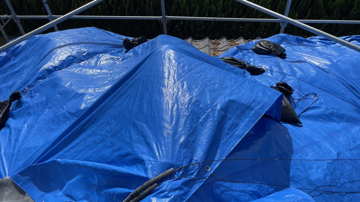 Kowakensou's tweet photo. 宮崎の地震で１人で屋根にブルーシートを取り付けました。半日かけて汗だくになりました💦
#屋根 #ブルーシート #地震 #地震対策 #雨漏り #災害 ＃災害対策 #宮崎 #宮崎県 #宮崎県宮崎市 #宮崎 #1人 https://t.co/psC3unsh8H