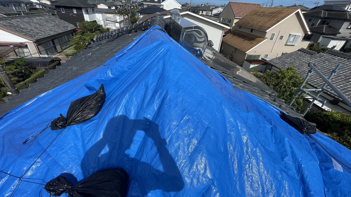 Kowakensou's tweet photo. 宮崎の地震で１人で屋根にブルーシートを取り付けました。半日かけて汗だくになりました💦
#屋根 #ブルーシート #地震 #地震対策 #雨漏り #災害 ＃災害対策 #宮崎 #宮崎県 #宮崎県宮崎市 #宮崎 #1人 https://t.co/psC3unsh8H