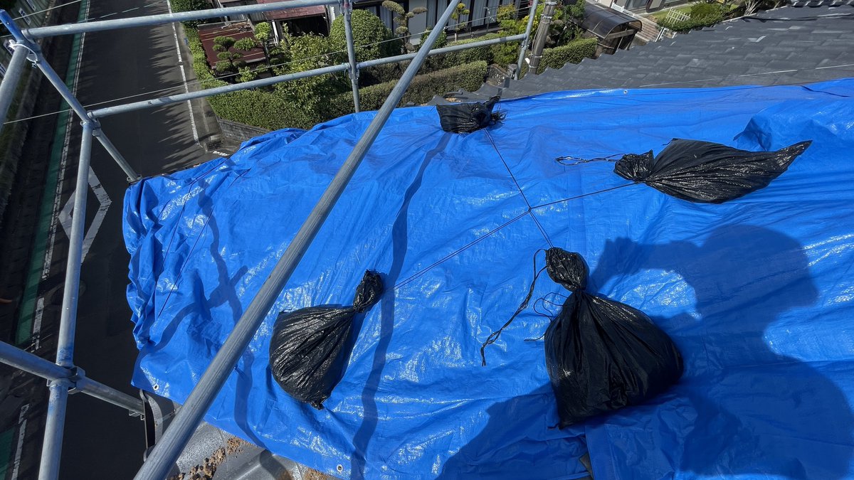 Kowakensou's tweet photo. 宮崎の地震で１人で屋根にブルーシートを取り付けました。半日かけて汗だくになりました💦
#屋根 #ブルーシート #地震 #地震対策 #雨漏り #災害 ＃災害対策 #宮崎 #宮崎県 #宮崎県宮崎市 #宮崎 #1人 https://t.co/psC3unsh8H