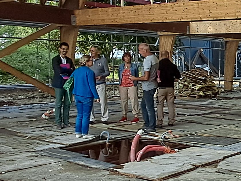 julienaguin's tweet photo. Voici quelques instants volés de ma vie professionnelle par la visite avec @ArnaudVdie  et élus du chantier de la réhabilitation de la Maison de la Nature et de l’Environnement de #Perigny #ValDeMarne par @sudestavenir. Cette visite de suivi a permis de mettre en perspective l’accompagnement et le choix des élus pour une belle réalisation collective au service des citoyens. #DirCab #Dextera