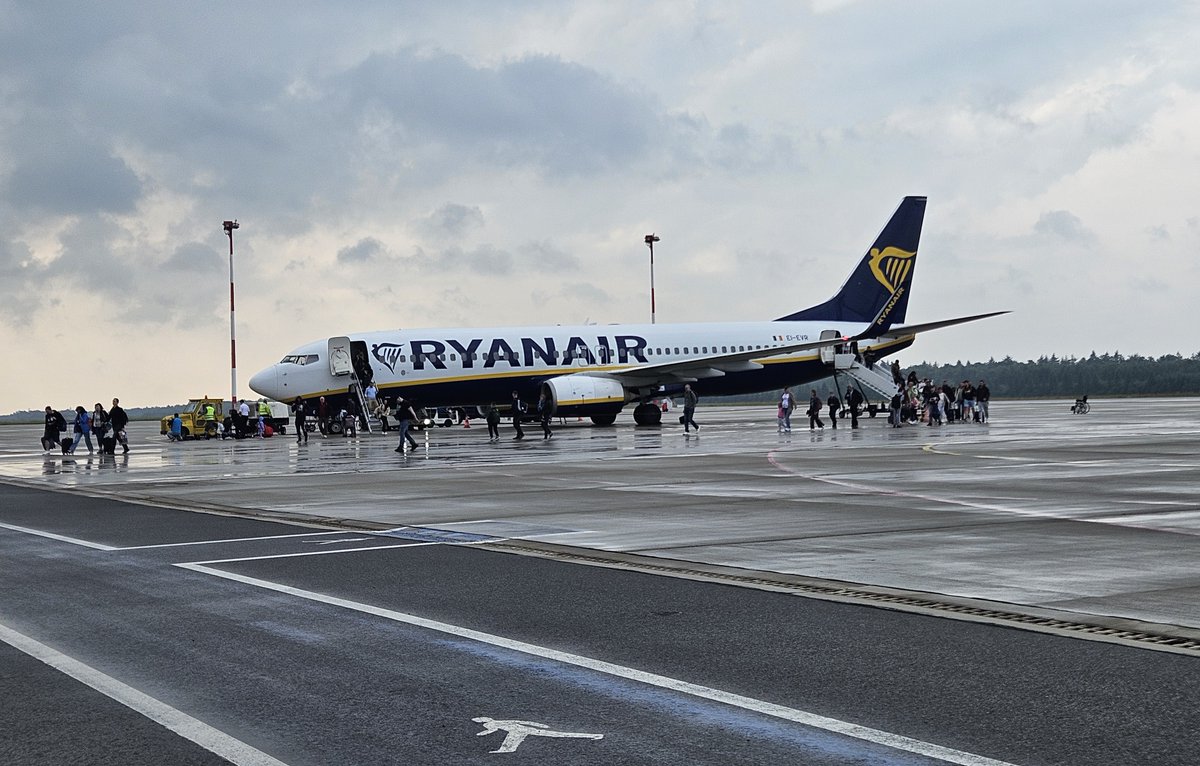 SzczecinAirport's tweet photo. Środa od rana na @PomZachodnie deszczowa oraz miejscami pojawiają się burze. ⛈️🌦️
📸Na zdjęciu dzisiejszy przylot @Ryanair z @DublinAirport.
✈️#LatamzeSzczecina do Dublina w każdą środę oraz sobotę, a od 27 października w poniedziałki i soboty.
#flyRyanair #SZZDUB https://t.co/flDnxcNDyz